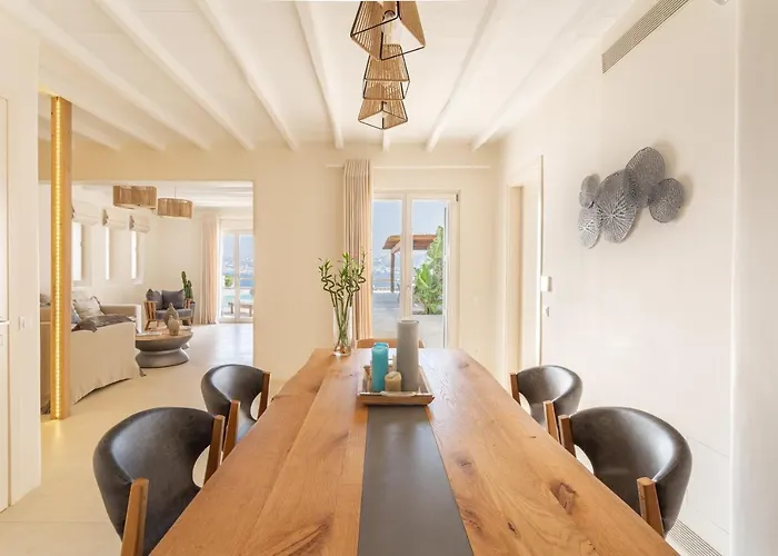 Vila Veneta & Mykonos Town